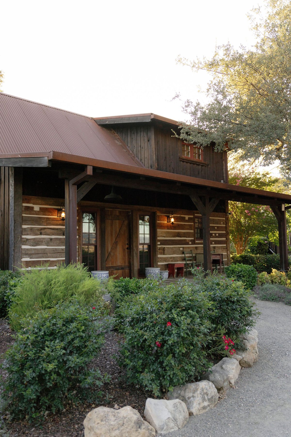 A timber cabin among the oaks